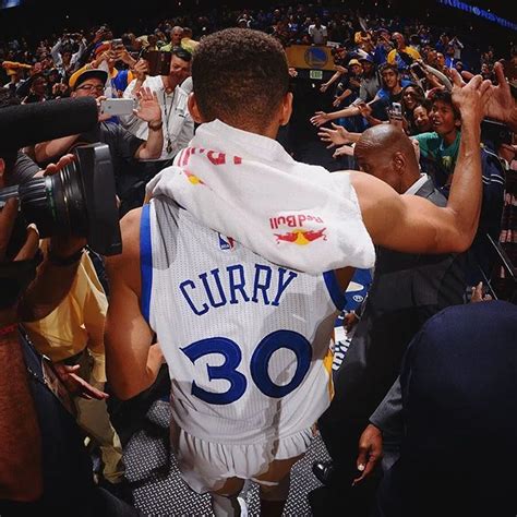 Curry e Golden State Warriors fecham renovação contratual .